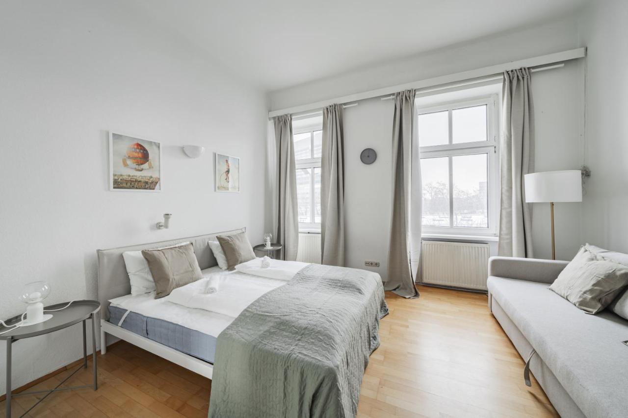 Stylisch In Vienna's 18th District Appartamento
